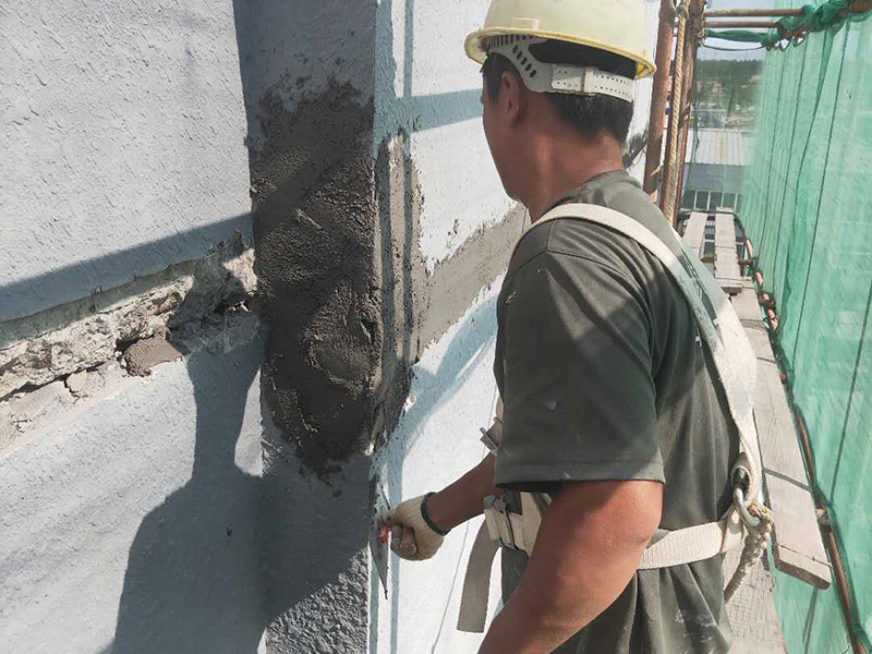 廠房外墻裝修：抹灰前基層表面的塵土，污垢，油漬等清zhi除干凈，并撒水濕潤。當(dāng)抹灰總厚度≥35mm時，采取加強措施。不同材料基體交接處表面的抹灰，應(yīng)采取防止開裂的加強措施。外墻抹灰工程施工前先安裝鋼木門窗框、護欄等，并應(yīng)將墻上的施工孔洞堵塞密實。室內(nèi)墻面，柱子面和門洞口的陰陽角應(yīng)做法應(yīng)符合設(shè)計要求。設(shè)計無要求時，采用1:2水泥砂漿做暗護角，其高度不低于2m，每側(cè)寬度不小于50mm。