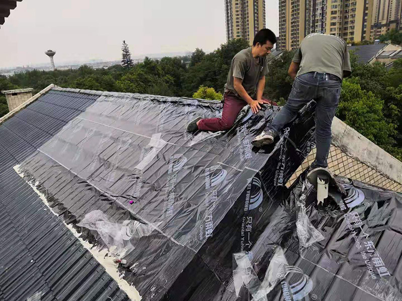 屋面防水卷材鋪貼:1.熱熔法：指采用加熱器熔化防水卷材底層的熱熔膠，實(shí)現(xiàn)卷材與基層粘結(jié)的方法稱為熱熔法。 2.冷粘法：指采用膠結(jié)材料直接實(shí)現(xiàn)防水卷材與基層粘結(jié)的方法稱為冷粘法。 3.自粘法：指采用帶有自粘膠的防水卷材，不需熱加工，也不需另涂膠結(jié)材料，而直接實(shí)現(xiàn)防水卷材與基層粘結(jié)的方法稱為自粘法。 4.熱瀝青法：指采用熱瀝青膠結(jié)材料直接實(shí)現(xiàn)防水卷材與基層粘結(jié)的方法稱為熱瀝青法。 屋面卷材按施工工藝不同可選用滿貼、條粘、點(diǎn)粘和空鋪等方法施工。鋪貼時應(yīng)同時將卷材下面的空氣排出，卷材平整，粘結(jié)牢固，接縫處必須滿粘，接縫嚴(yán)密。