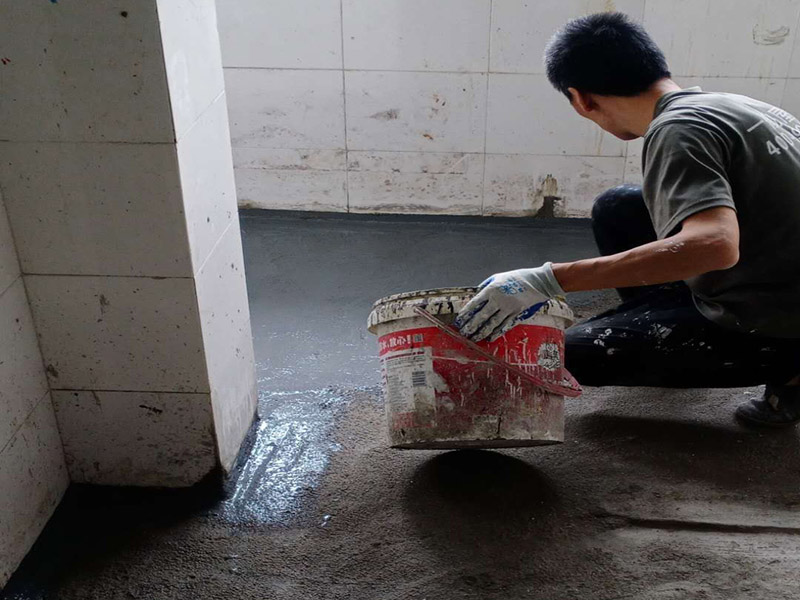 衛(wèi)生間地面防水：1.利用水泥砂漿水泥砂漿或豆石混凝土鋪平坡度。訣竅是：地漏附近坡度大，門口附近坡度小。 2.利用管根密封膏封嚴管線，管線要穿透樓板根部。刷防水涂料時可以貼1-2層玻璃絲布加強防水性。 3.墻壁表面打磨成干凈平光沒有顆?；覊m，墻壁與地面的交接區(qū)域注意原角和坡角的設置。 4.聚氨酯防水涂膜由管根和墻角處開始進行涂抹，在常溫下經(jīng)過4小時放干后，再大面積涂抹和刮刷。注意涂料總厚度大于1. 5毫米，不能有漏刮和鼓泡的不良現(xiàn)象。24小時后立面涂刷下一層，之后再以垂直的方向進行二次涂刷。最后涂膜半固化，拋甩粗砂粒方便與水泥砂漿融合。 5.防水層的設置與具體區(qū)域有關。防水地面的防水層應高出地面200寬，地面防水層應超出衛(wèi)生間門口以外300寬。而又淋浴的衛(wèi)生間墻面防水層則應設置為高出地面1800寬。 6.展開閉水實驗的時候，先完成防水工作再利用包立管方法。之后再局部進行防水。閉水試驗也可為了避免破壞地面防水層而免做。