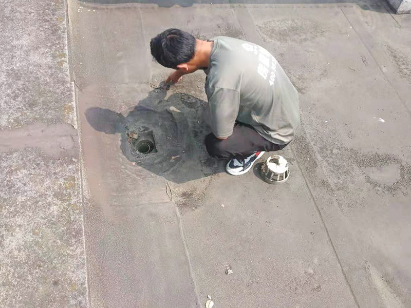 屋面排水口維修：涂膜防水層依附于基層，基層質量好壞，直接影響防水涂膜的質量。因而在涂膜施工前，應對基層進行認真的檢查和必要的處理，使之達到涂膜施工的要求。涂料的涂布應采取“先高后低、先遠后近、先立面后平面”的施工順序。同一屋面上先涂布排水比較集中的水落口、天溝、檐口等節(jié)點部位，再進行大面積的涂布。用滾刷或毛刷均勻地涂刷多遍，直到達到規(guī)定的涂膜厚度要求，不得漏底，待涂層干固后，才能進行下一道工序。當多遍涂布時，每遍涂刷方向應與上一遍方向相垂直。