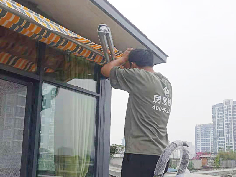 露臺雨棚安裝：在門楣上定位劃水平線，把塑料支架的固定孔距畫下來沖擊鉆打孔，要比膨脹螺絲深一些。   最好兩個人配合安裝，一個人托舉著，一個人安放膨脹螺絲，有4個，扳手擰緊。   接下來的就比較好安裝了.將組合好的雨棚耐力板插入剛才安裝好的雨棚中【支架的卡槽中】，螺絲固定。   全部安裝到位后，要到遠處看看，雨棚外沿是不是處在一條直線上，如有高有低，放寬膨脹螺絲，調整一下支架，如果是墻面不平引起的，可用木片或塑料片墊一下。記得膨脹螺絲還要擰緊，不然雨棚會飛跑的。