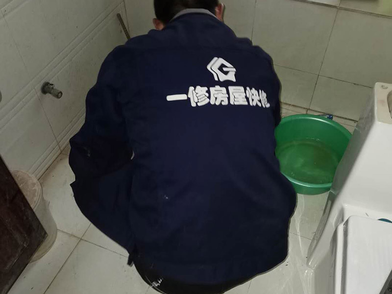 衛(wèi)生間滲水比較輕微，衛(wèi)生間不砸瓷磚做