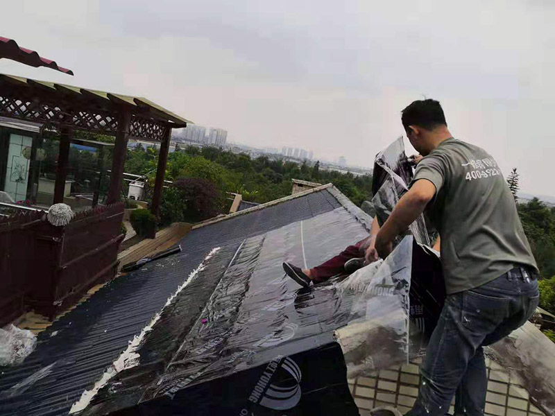 住了幾十年的舊房屋漏雨維修不知道哪里